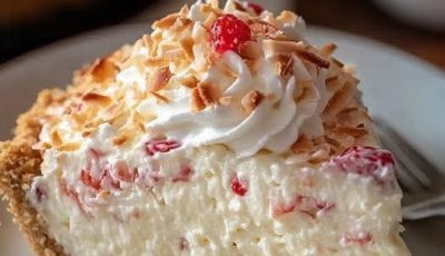 🍓 Creamy Strawberry Coconut Cheesecake Pie